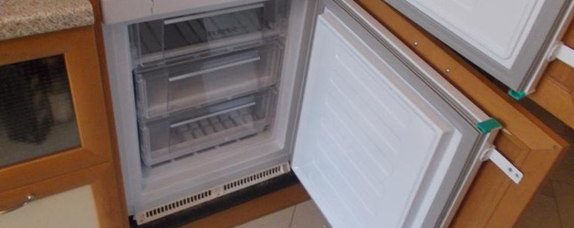 Установка встраиваемого холодильника на кухне